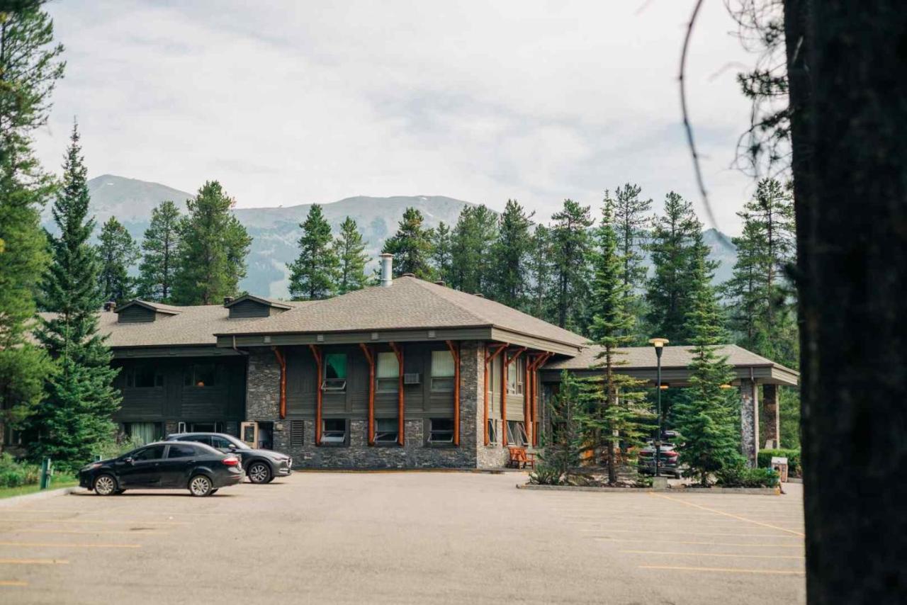 Mountaineer Lodge Lake Louise Exterior photo